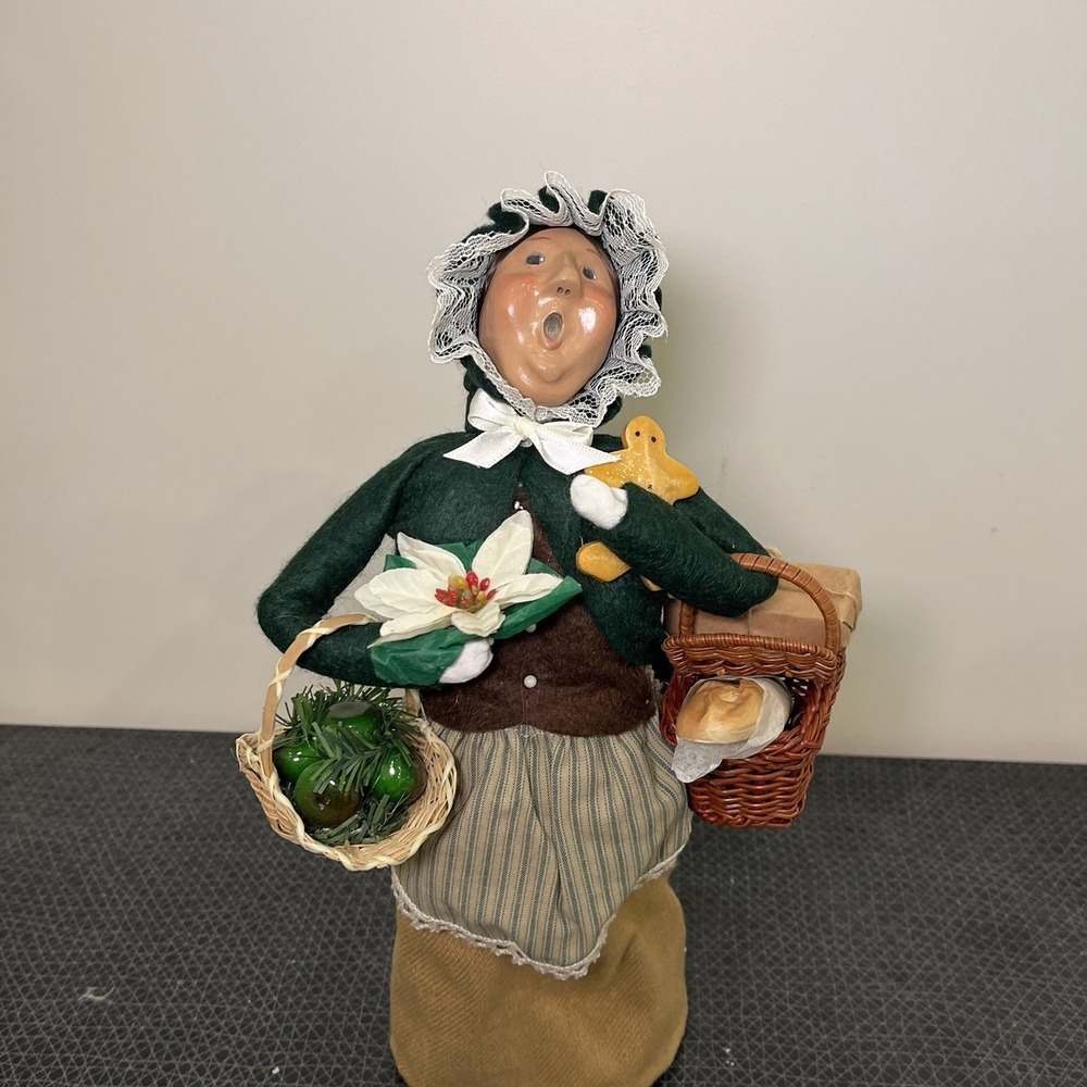 Byers Choice Caroler Woman Shopper, Bread Basket, Apples, Gingerbread Man 1995